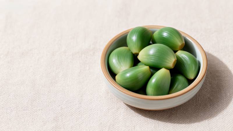 青蒜瓣盛于小碗中图片