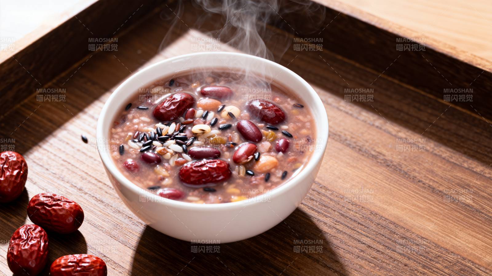 热腾腾的八宝粥 暖胃又养生图片