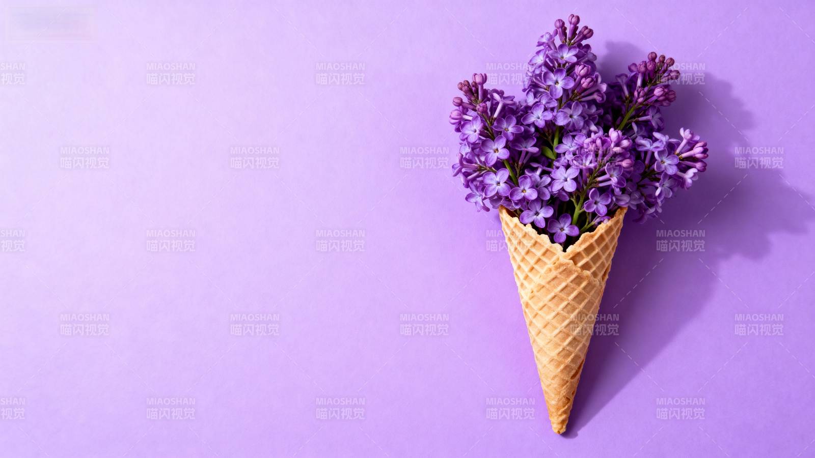 紫花冰淇淋锥 梦幻紫色背景图片