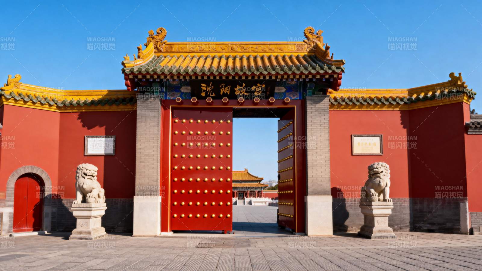 故宫红门迎蓝天图片