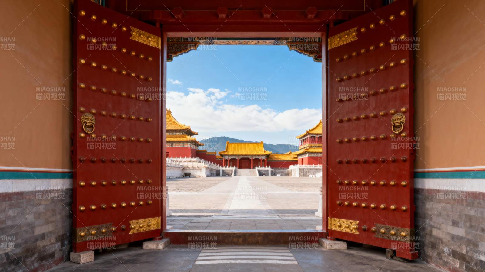 故宫红门开 金殿映蓝天图片