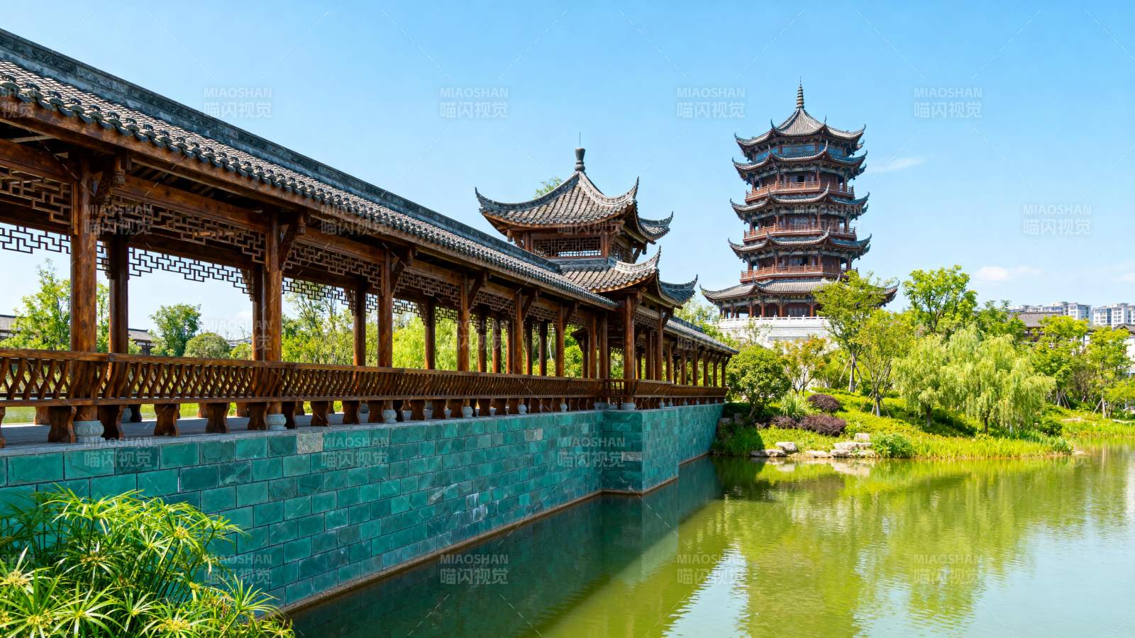 古桥塔影映碧水图片