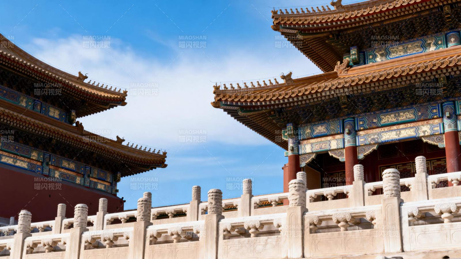 故宫角楼映蓝天图片