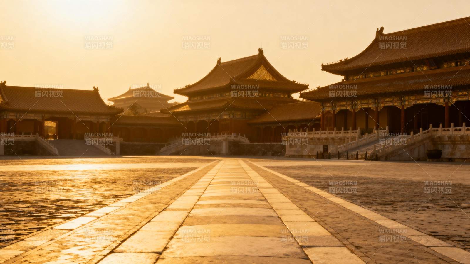 紫禁城晨光 金辉映古殿图片