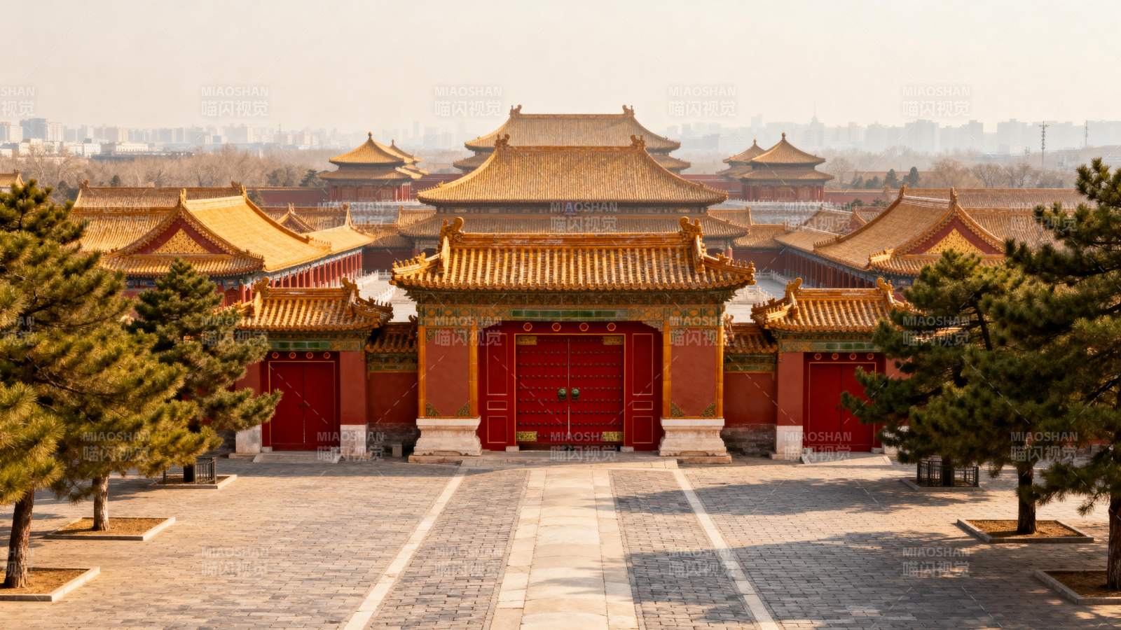 故宫红墙金瓦映蓝天图片