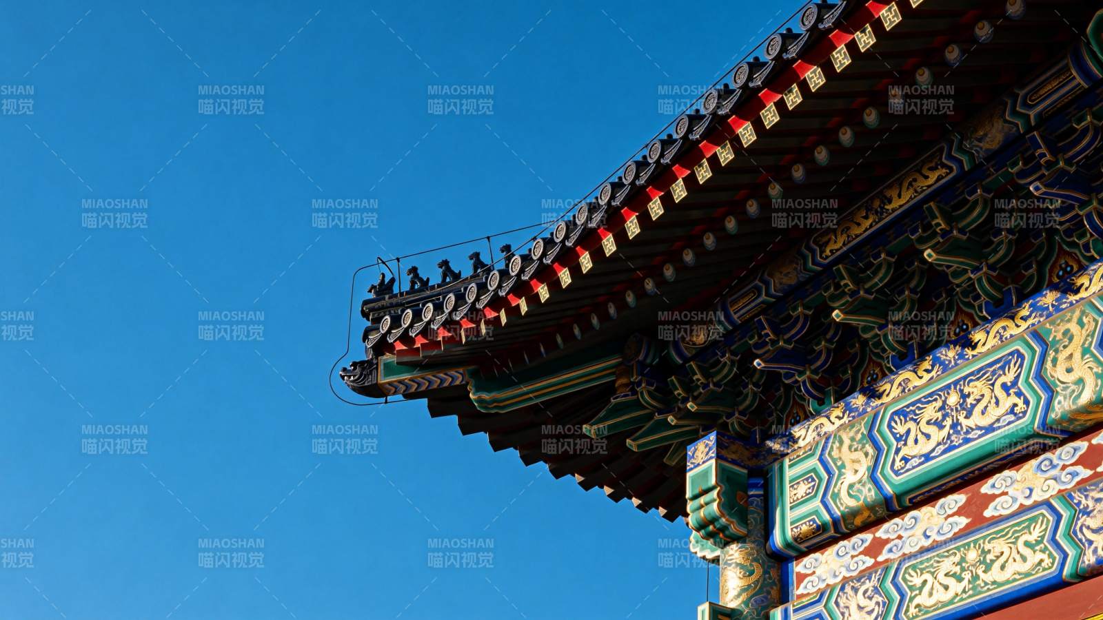 古建飞檐映蓝天图片