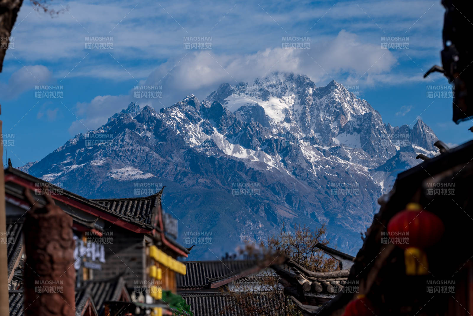 雪山映古镇 红灯笼点缀图片