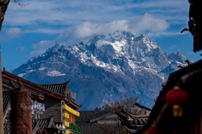 雪山映古镇 红灯笼点缀图片