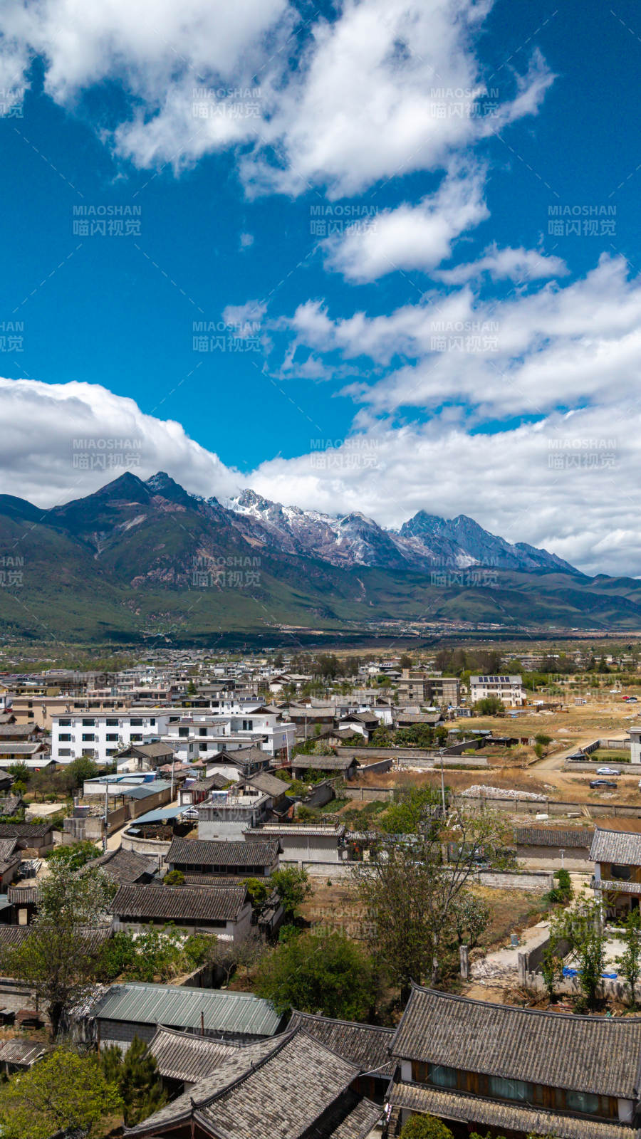 雪山下的古镇风光图片