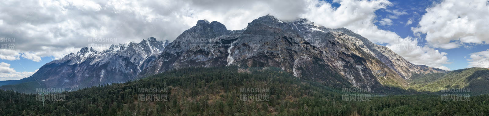 雪山巍峨 云海缭绕壮景图片