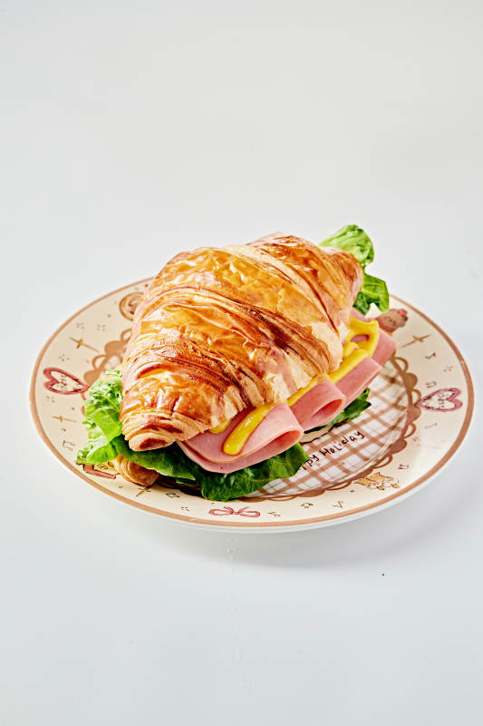 牛角可颂火腿生菜夹心三明治图片