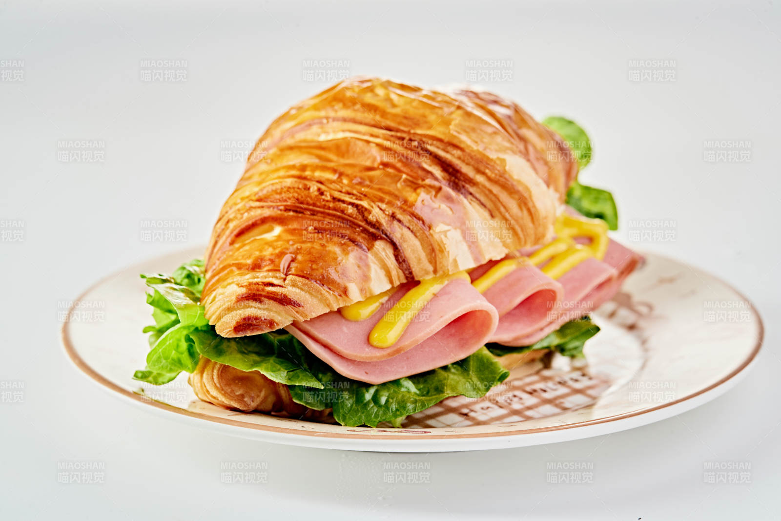 牛角可颂火腿生菜夹心三明治图片