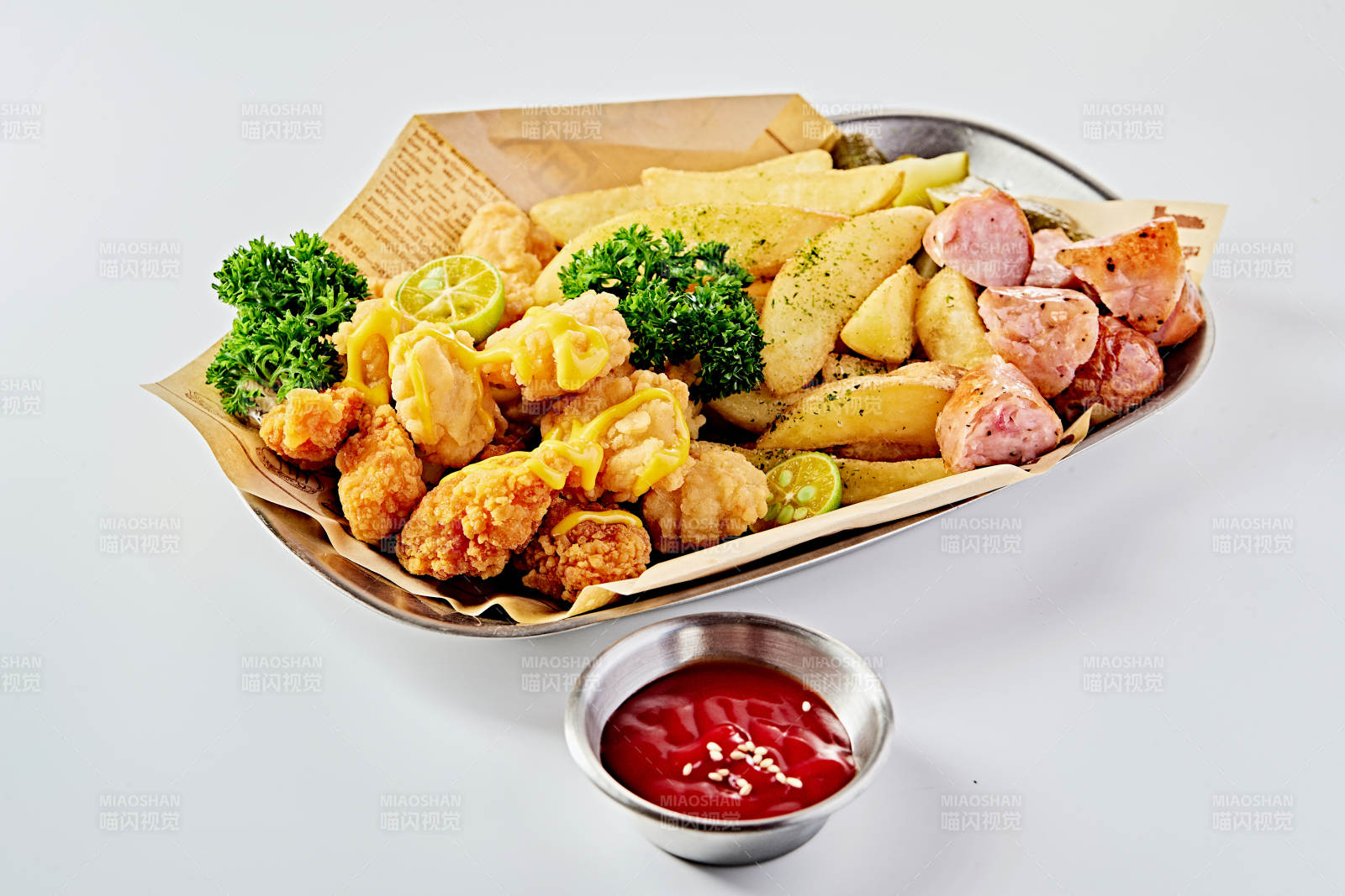 西式美食炸鸡烤肠薯角混合小吃拼盘图片