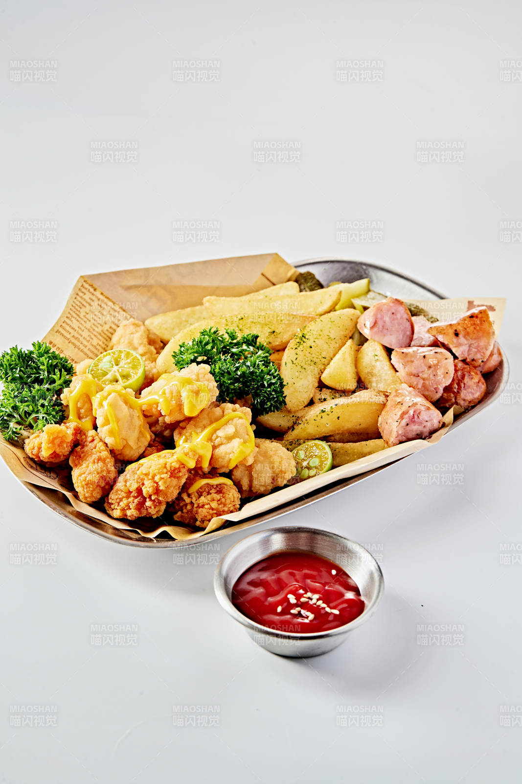 西式美食炸鸡烤肠薯角混合小吃拼盘图片