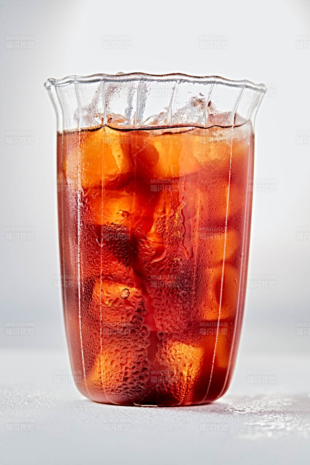 杯装冰镇冰红茶饮品特写图片