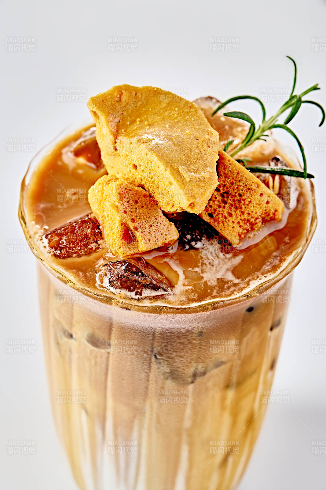 蜂窝焦糖块浓奶风味冰咖啡饮品特写图片
