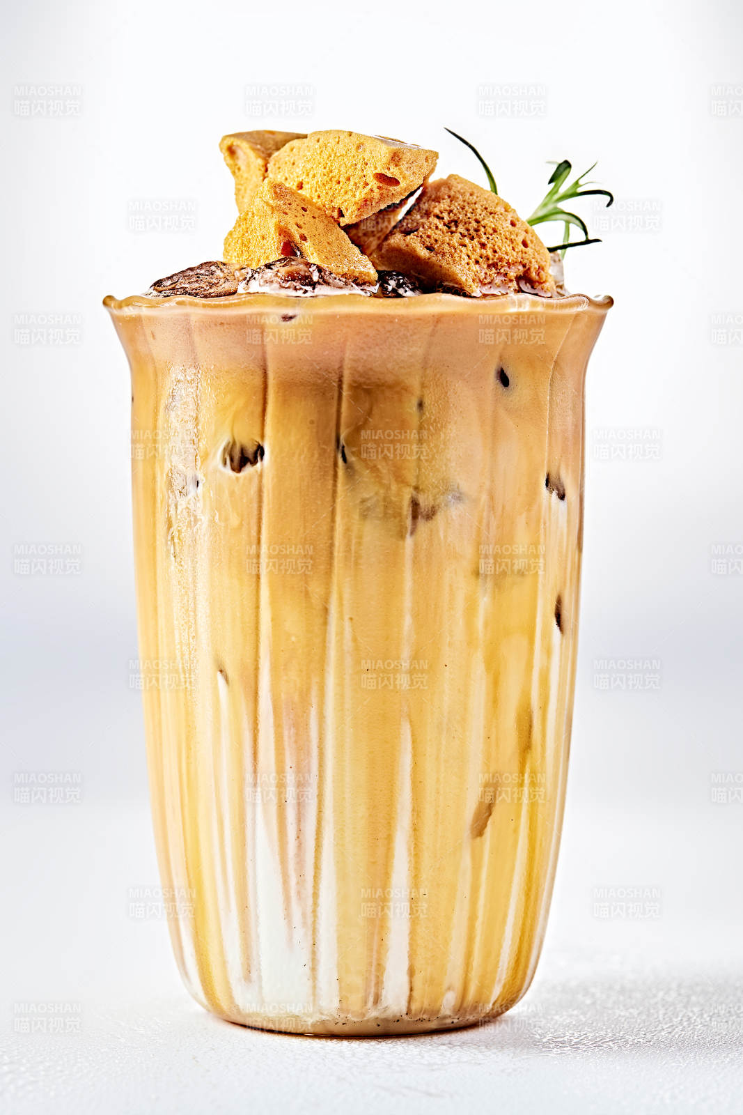 蜂窝焦糖块浓奶风味冰咖啡饮品特写图片