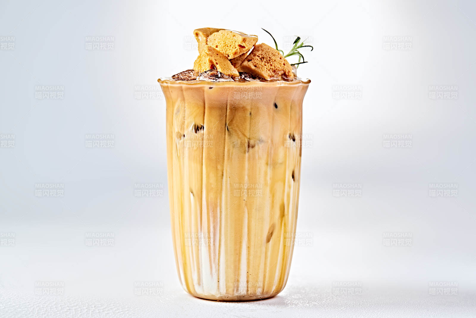 蜂窝焦糖块浓奶风味冰咖啡饮品特写图片
