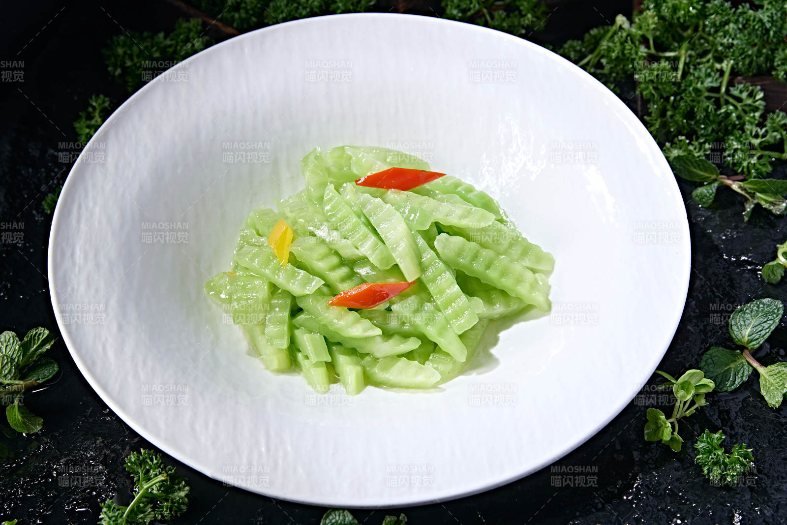 精美素食菜品彩椒烧莴笋块图片