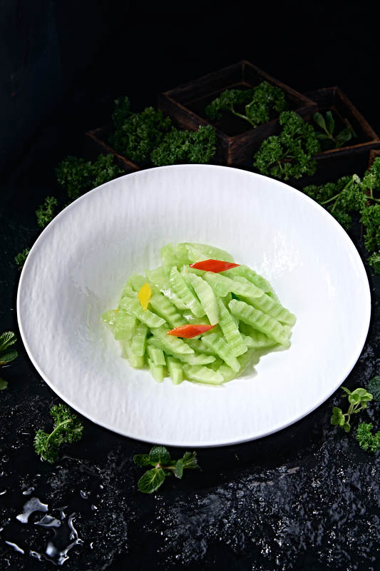 精美素食菜品彩椒烧莴笋块图片