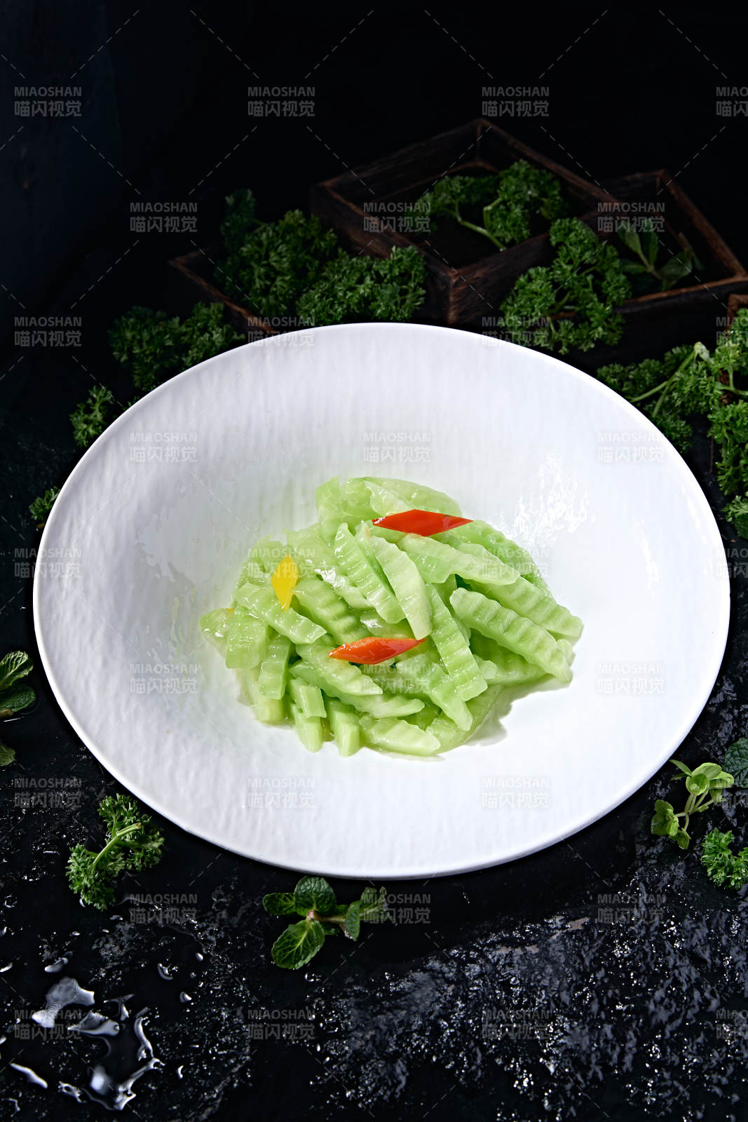 精美素食菜品彩椒烧莴笋块图片