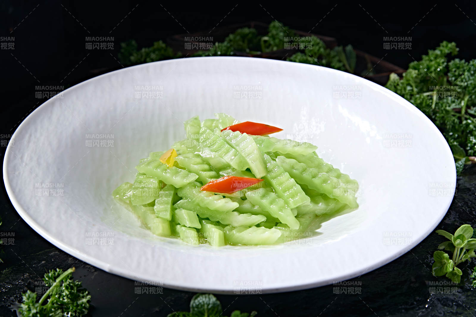 精美素食菜品彩椒烧莴笋块图片