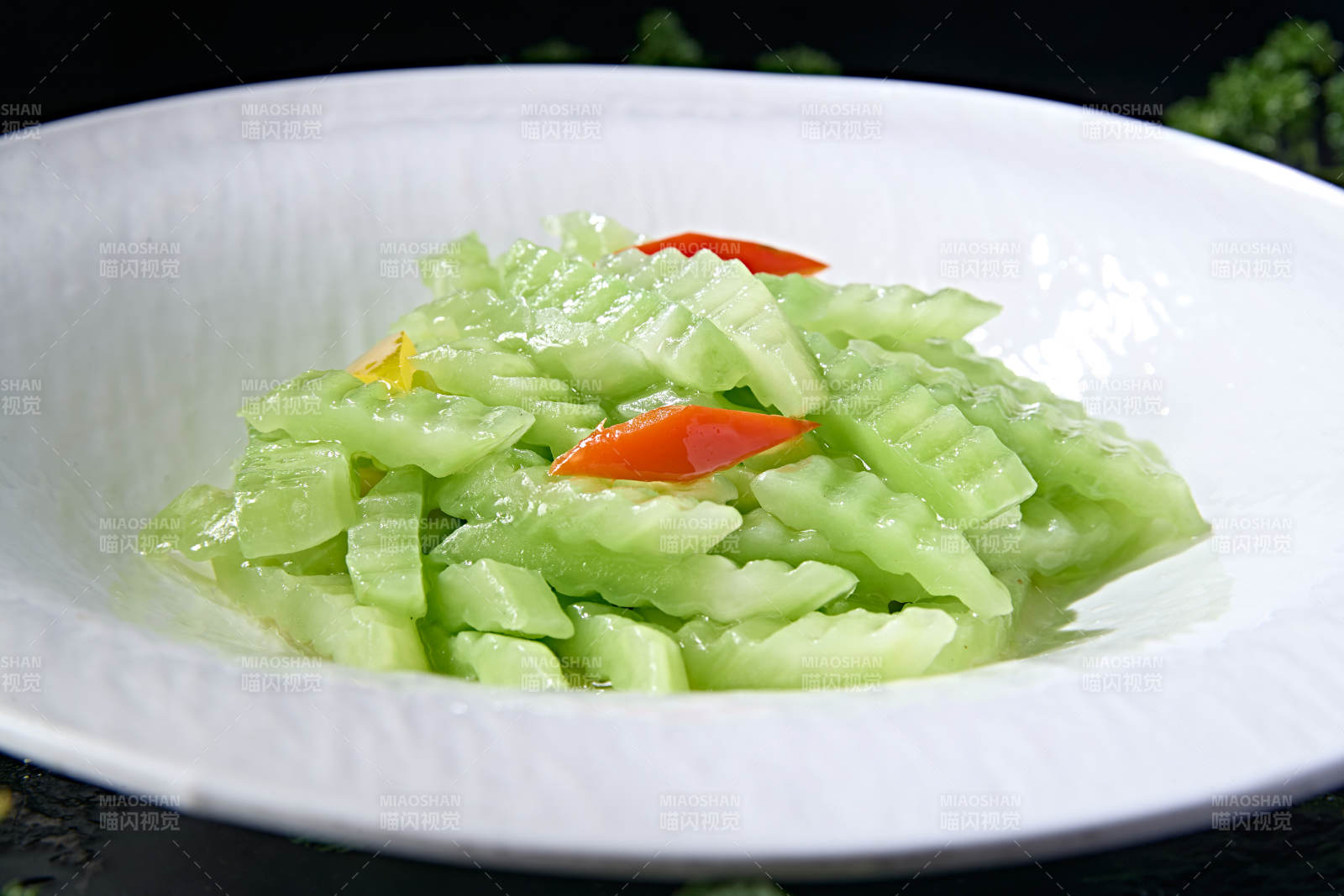 精美素食菜品彩椒烧莴笋块图片