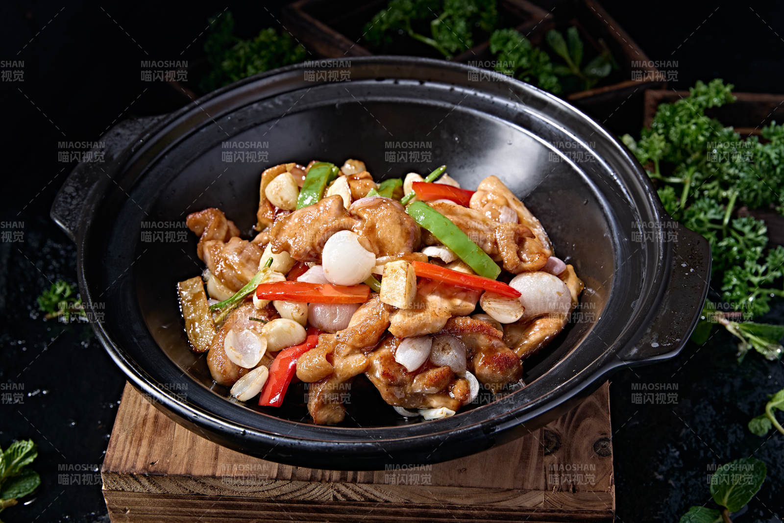 砂锅毛葱彩椒蒜香鸡腿肉图片