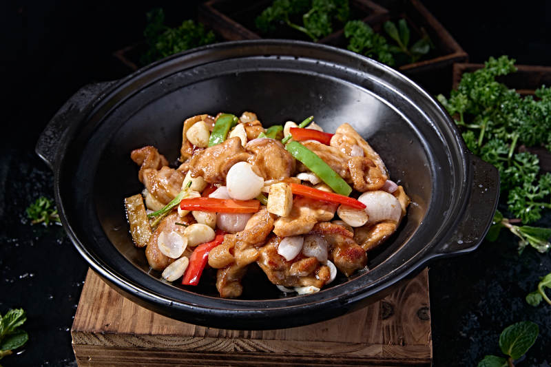 砂锅毛葱彩椒蒜香鸡腿肉图片