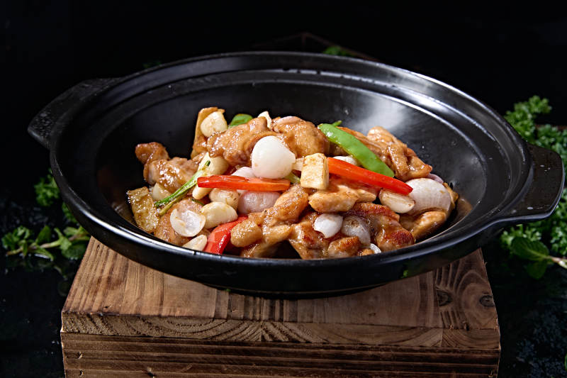 砂锅毛葱彩椒蒜香鸡腿肉图片