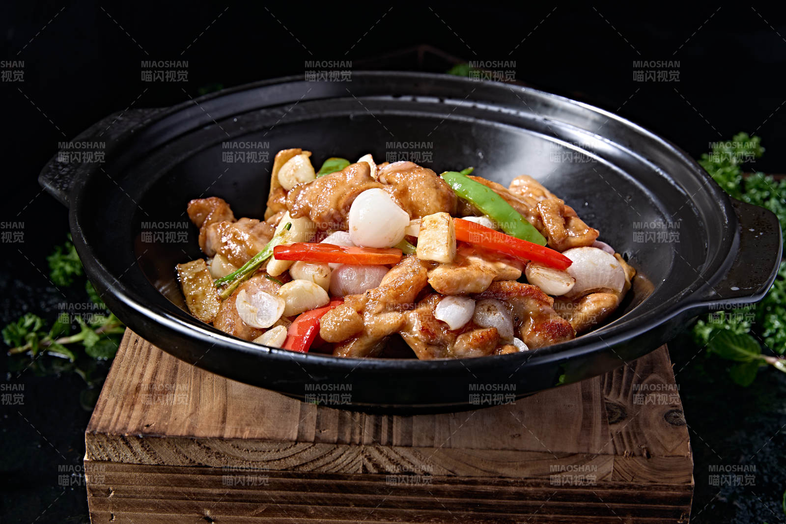 砂锅毛葱彩椒蒜香鸡腿肉图片