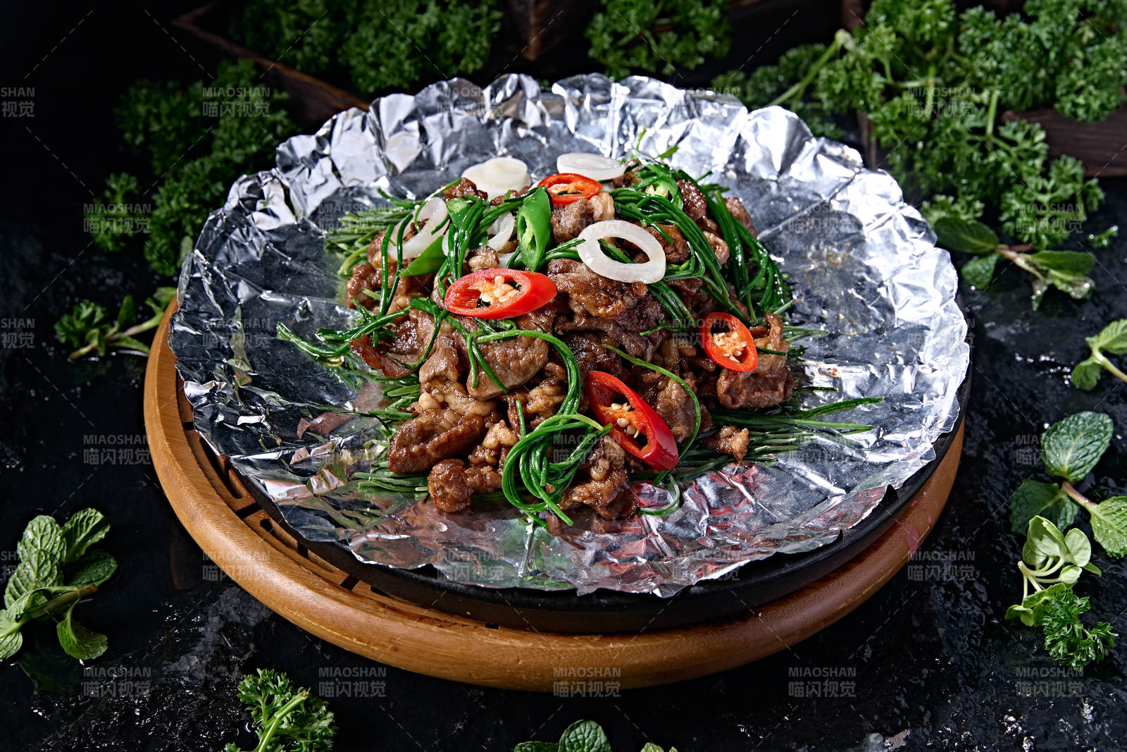 铁板锡纸香辣彩椒沙葱煎羊肉图片