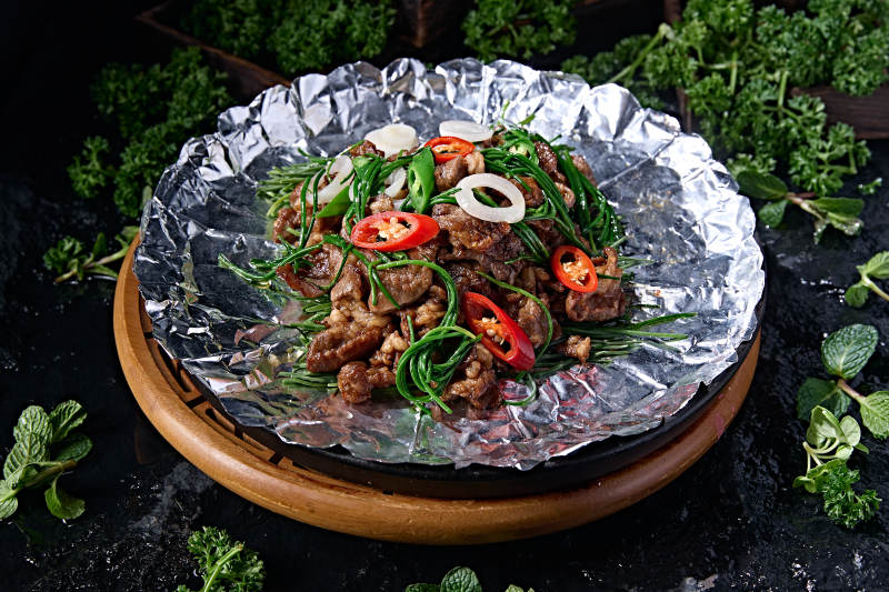 铁板锡纸香辣彩椒沙葱煎羊肉图片