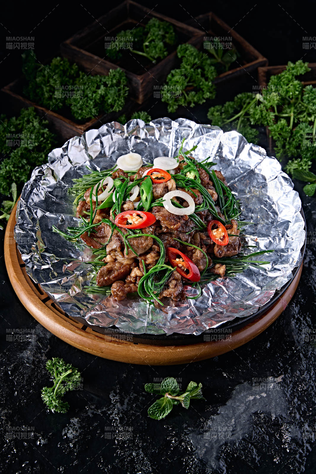 铁板锡纸香辣彩椒沙葱煎羊肉图片