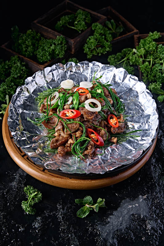 铁板锡纸香辣彩椒沙葱煎羊肉图片