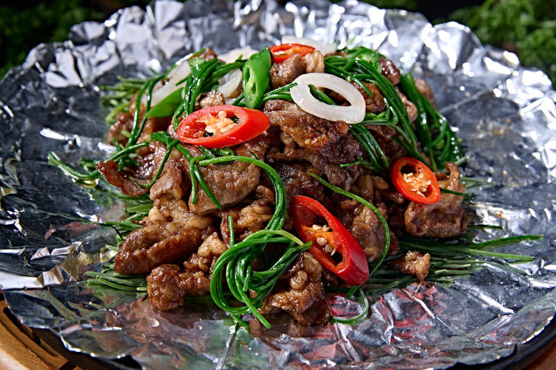 铁板锡纸香辣彩椒沙葱煎羊肉图片