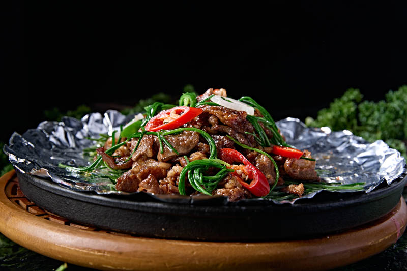 铁板锡纸香辣彩椒沙葱煎羊肉图片