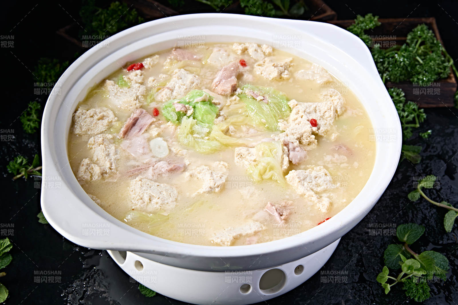 石锅枸杞鲜鸡汤奶白菜土豆腐炖猪肉图片