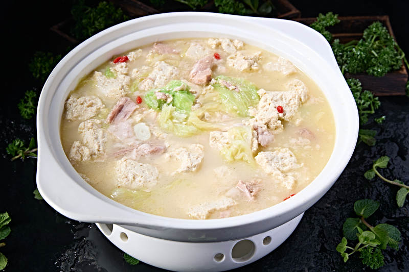 石锅枸杞鲜鸡汤奶白菜土豆腐炖猪肉图片
