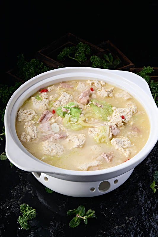 石锅枸杞鲜鸡汤奶白菜土豆腐炖猪肉图片