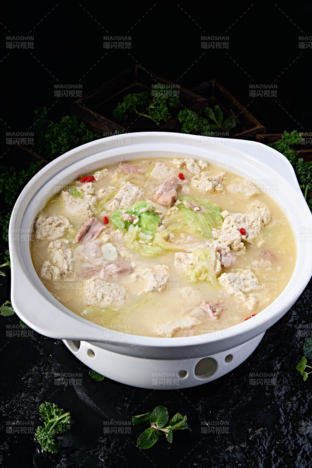 石锅枸杞鲜鸡汤奶白菜土豆腐炖猪肉图片
