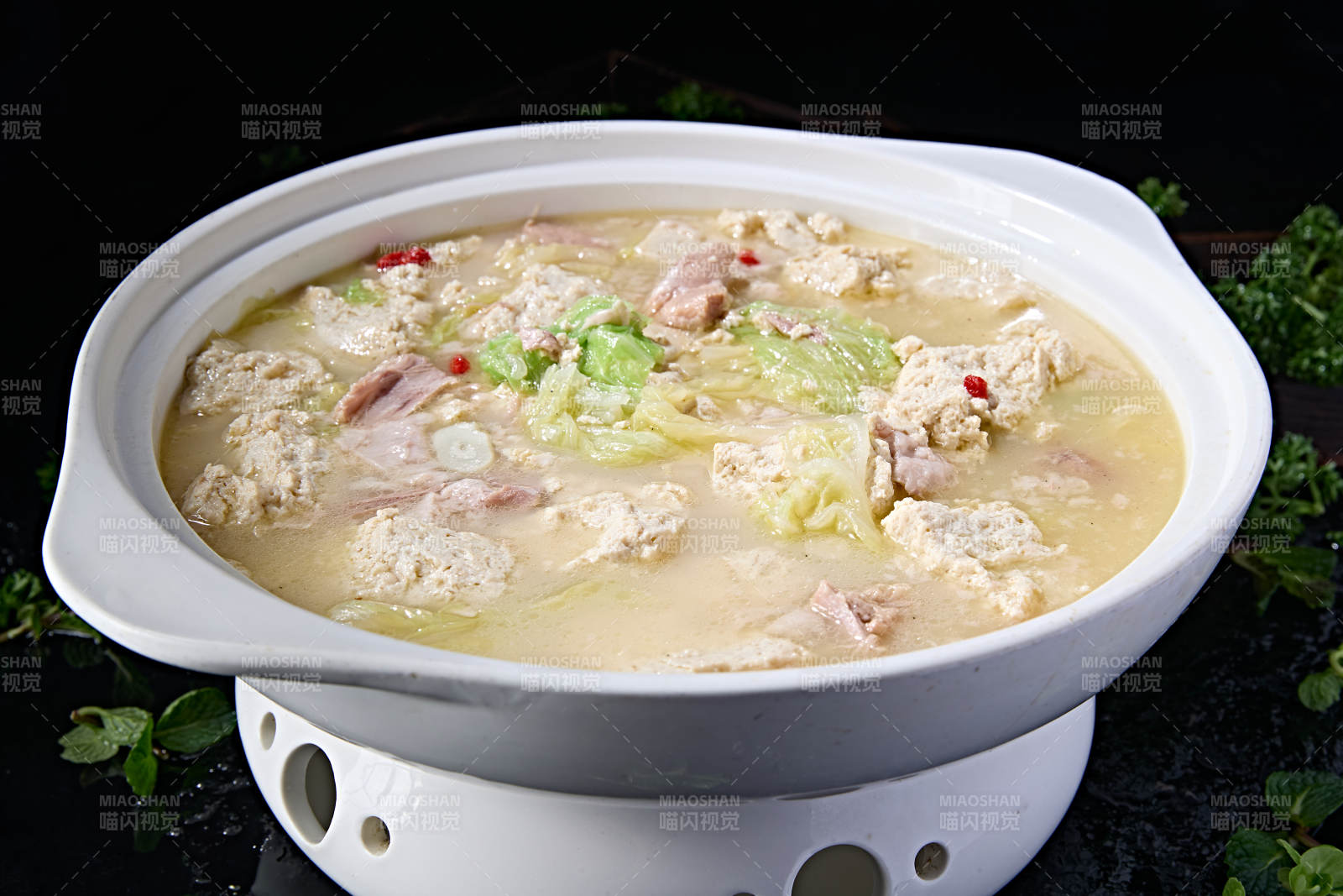石锅枸杞鲜鸡汤奶白菜土豆腐炖猪肉图片