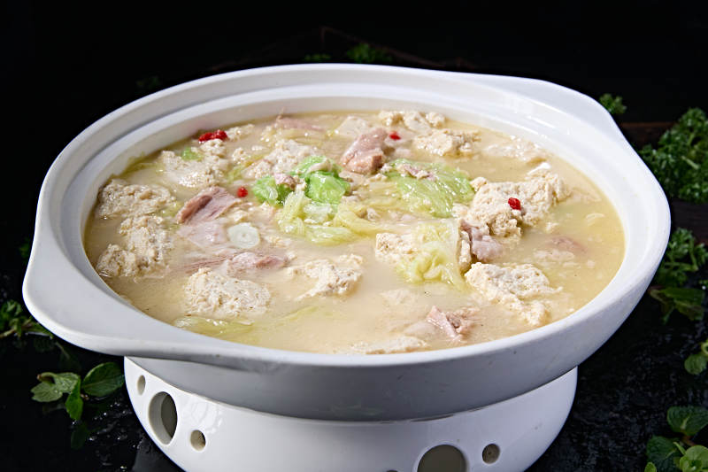 石锅枸杞鲜鸡汤奶白菜土豆腐炖猪肉图片