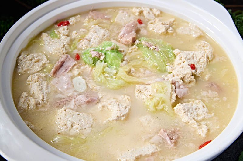 石锅枸杞鲜鸡汤奶白菜土豆腐炖猪肉图片
