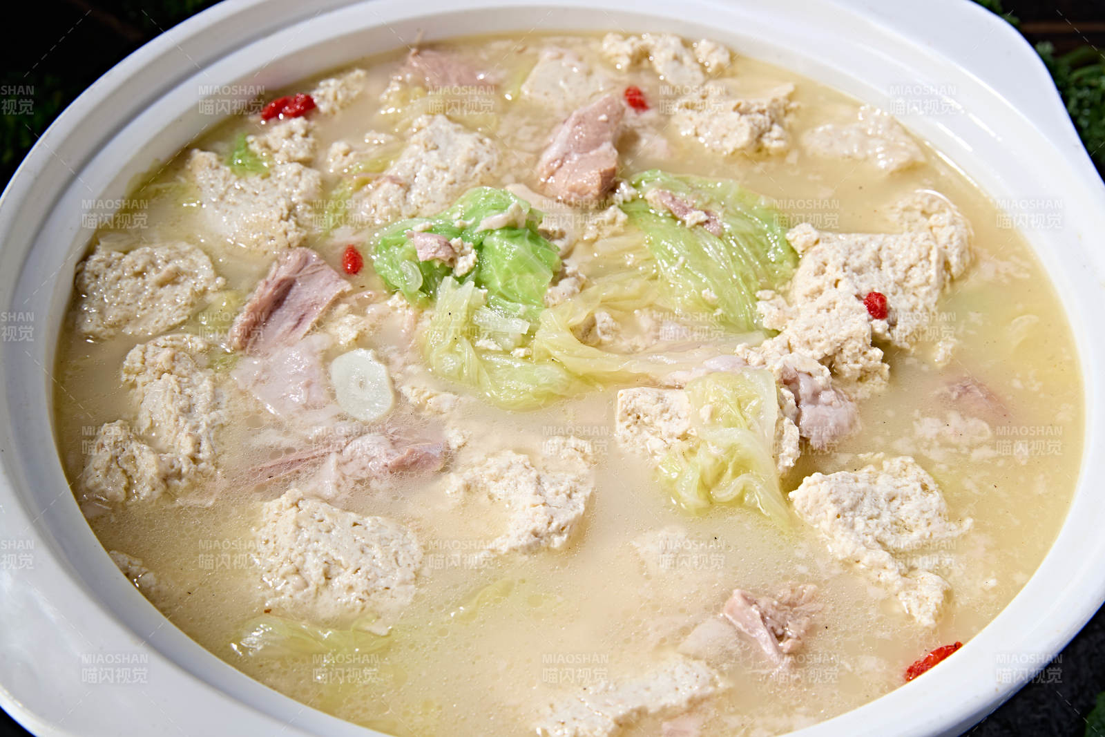 石锅枸杞鲜鸡汤奶白菜土豆腐炖猪肉图片