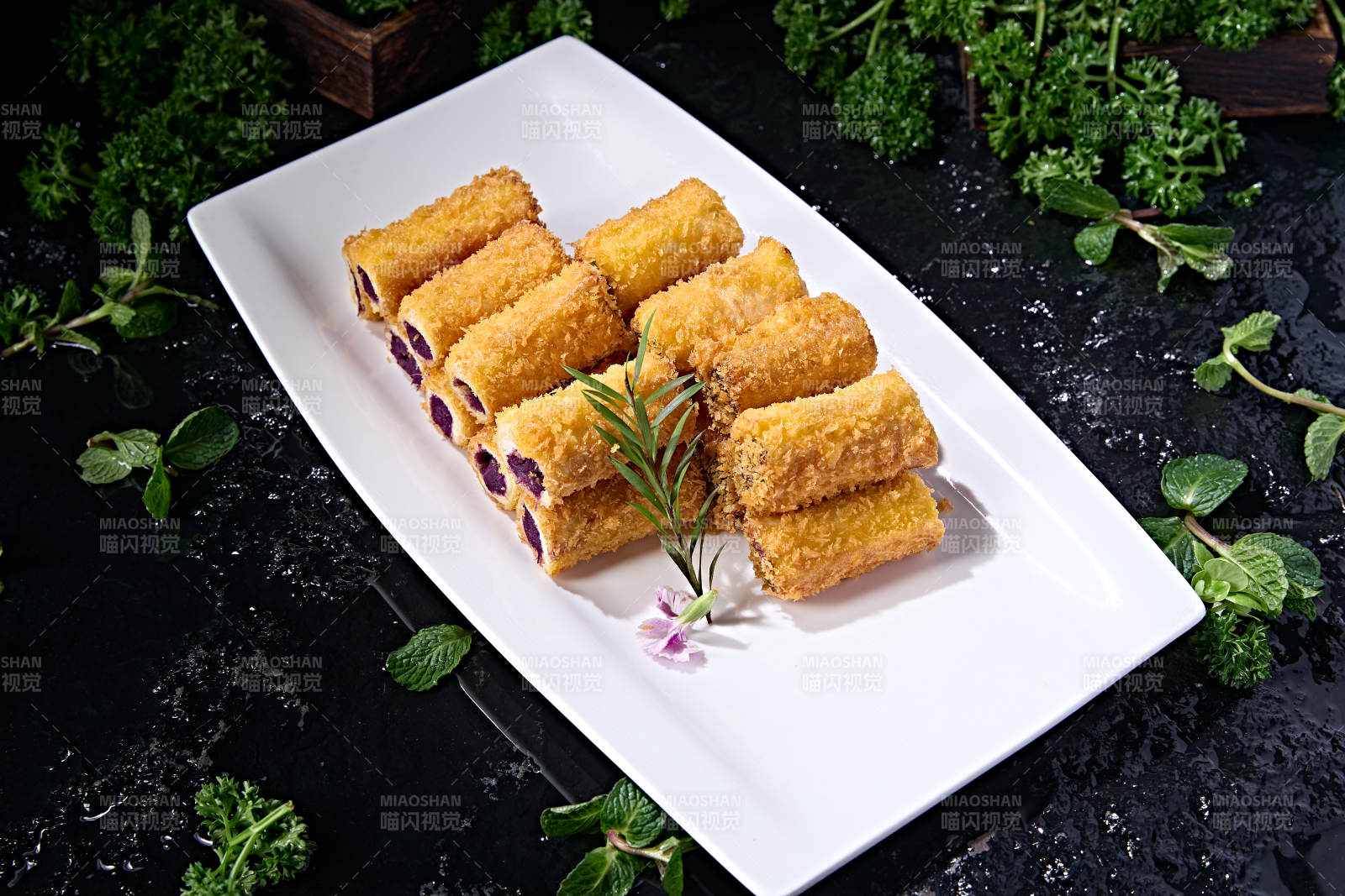 美味酥脆紫薯泥馅料的油炸黄金鳕鱼卷图片