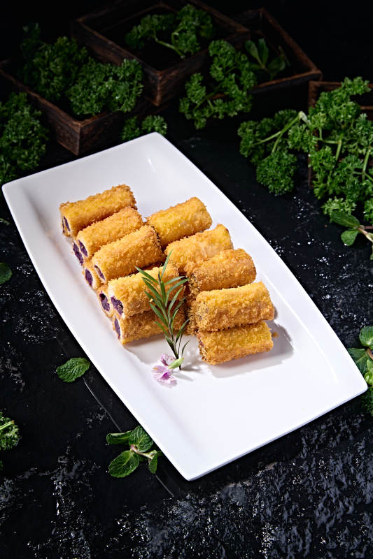 美味酥脆紫薯泥馅料的油炸黄金鳕鱼卷图片