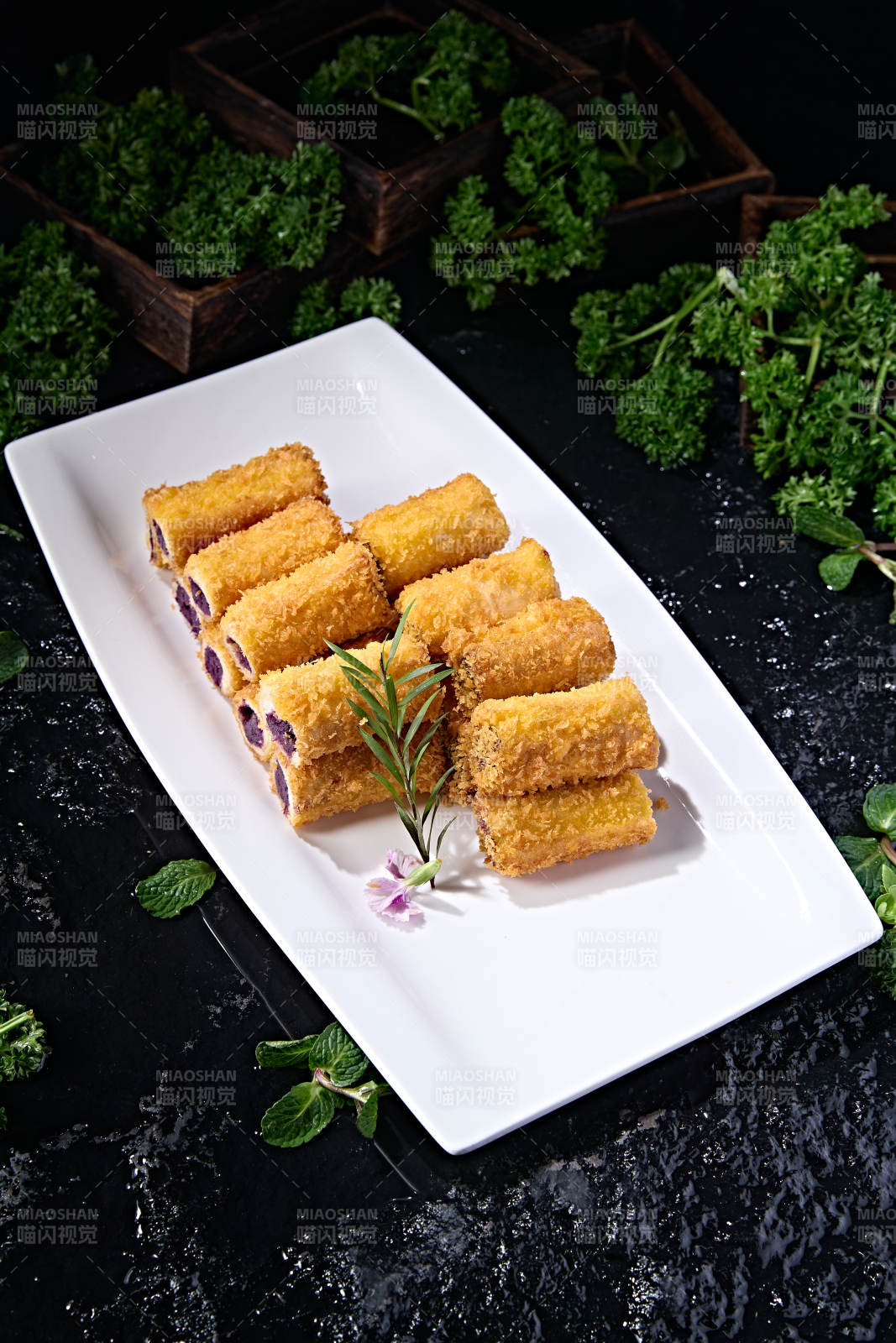 美味酥脆紫薯泥馅料的油炸黄金鳕鱼卷图片