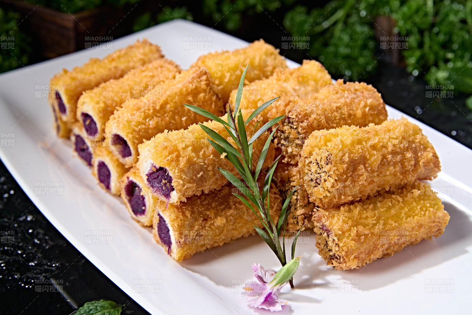 美味酥脆紫薯泥馅料的油炸黄金鳕鱼卷图片