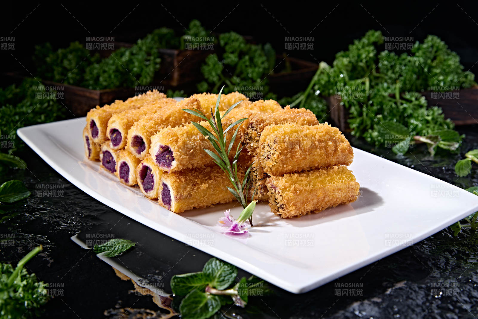 美味酥脆紫薯泥馅料的油炸黄金鳕鱼卷图片